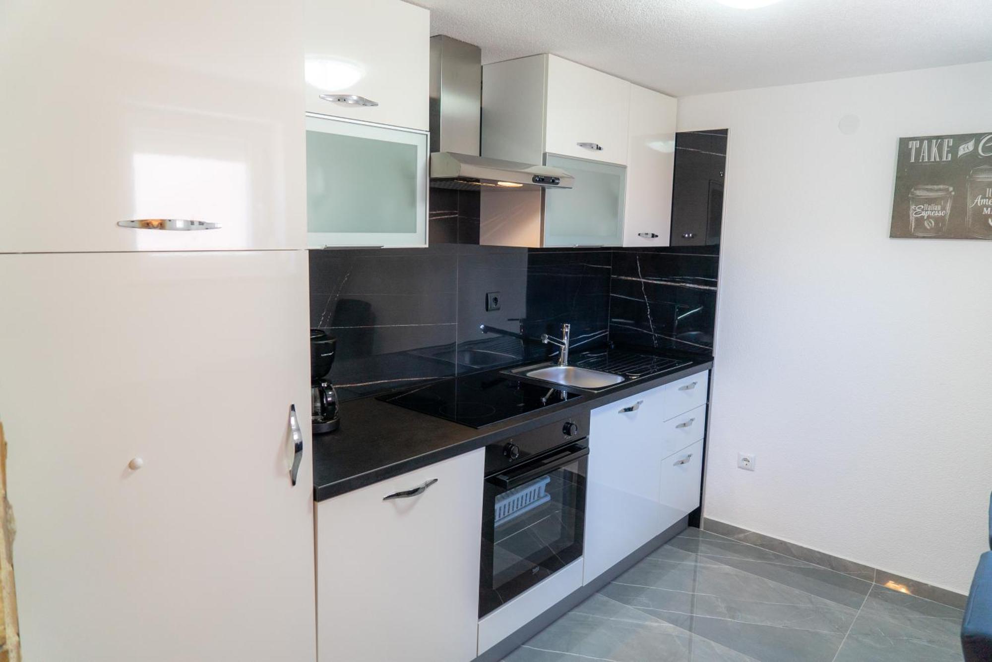 Apartments Zubcic Тисно Экстерьер фото